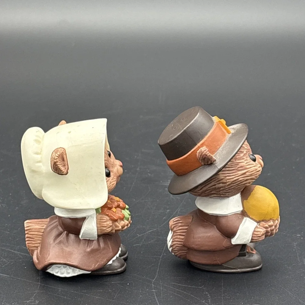 Vintage 1981 Hallmark Pilgrim Squirrels Salt and Pepper Shakers Set